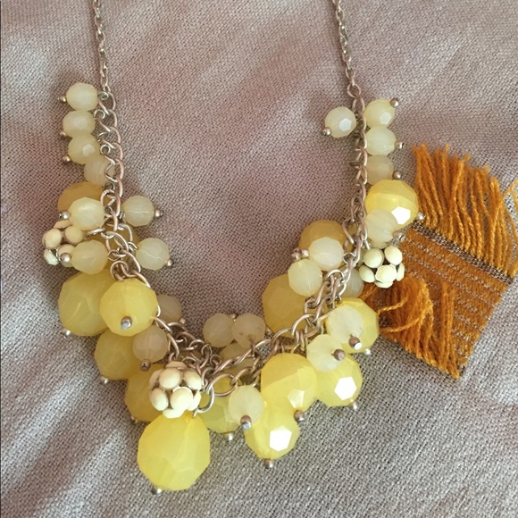 Jewelry - Yellow bead and metal necklace
